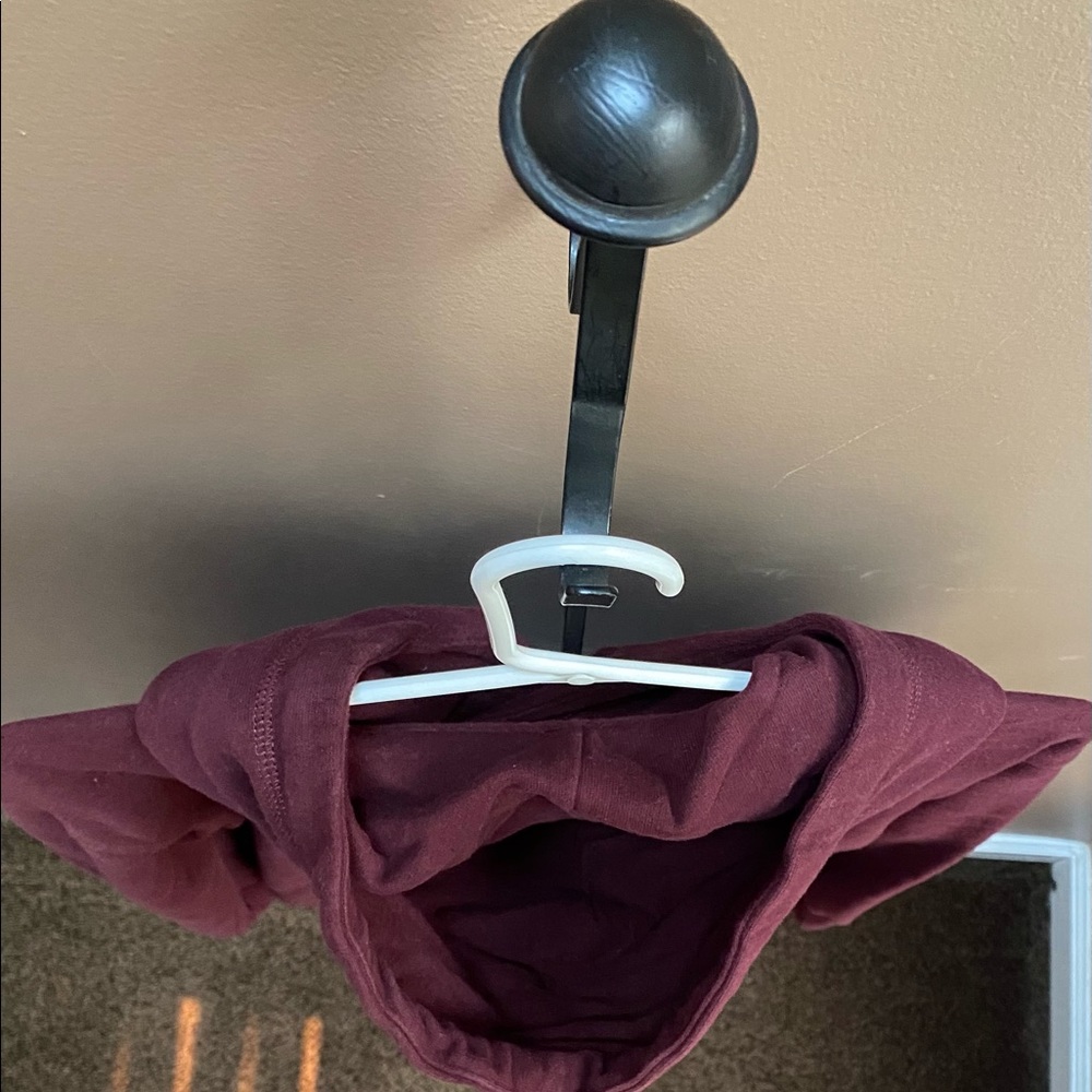 🦅American Eagle Size S🦅
Burgundy/Maroon Hoodie - Picture 10 of 11